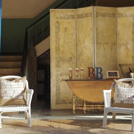 Hotel Bric-A-Brac Battambang Esterno foto