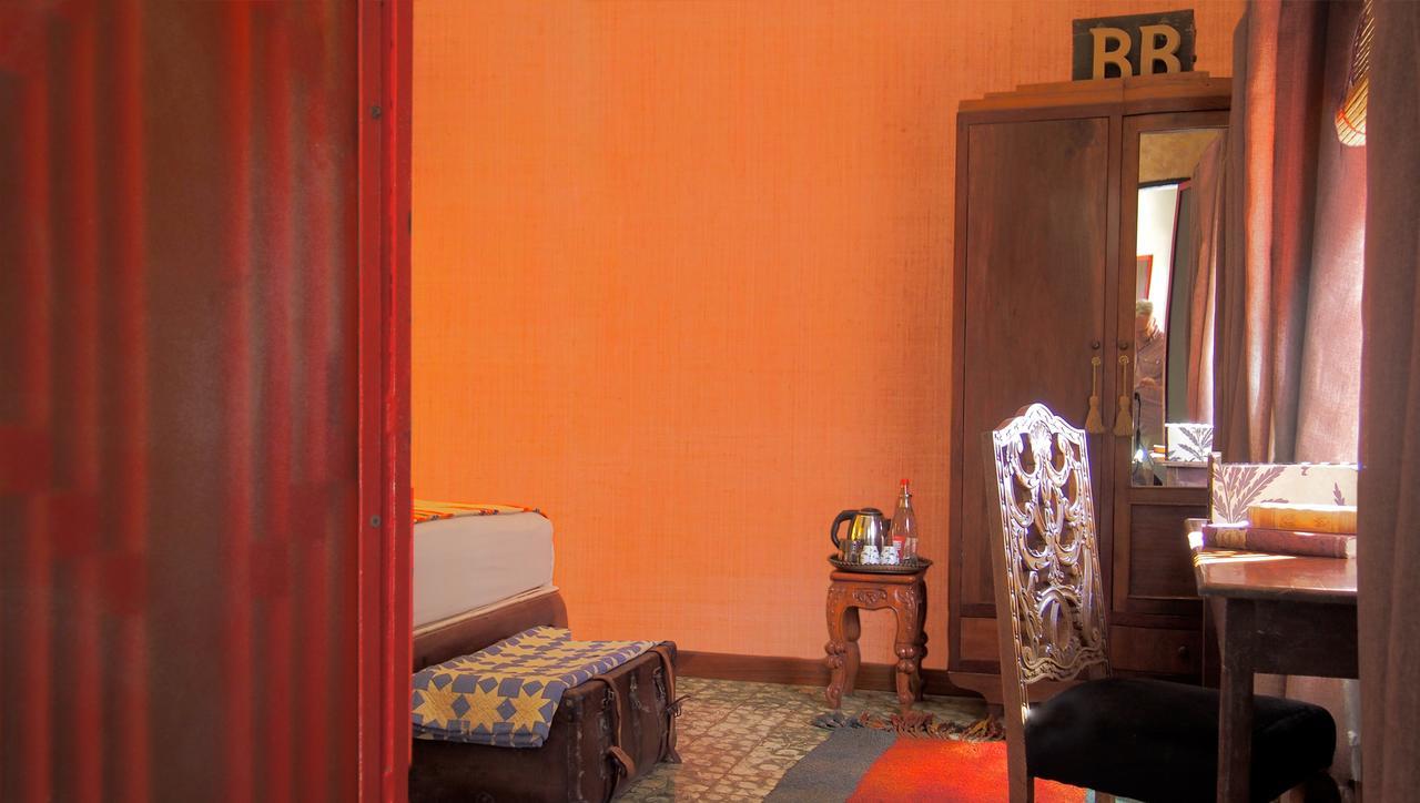 Hotel Bric-A-Brac Battambang Esterno foto