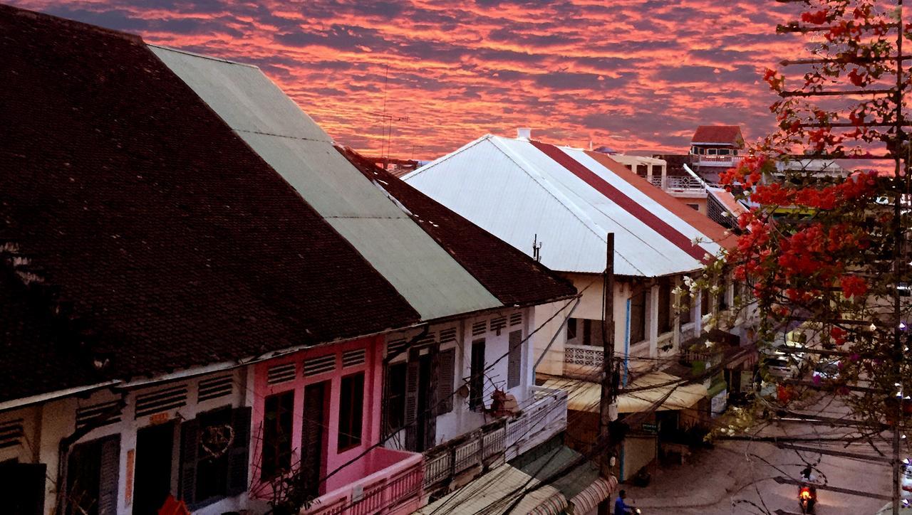 Hotel Bric-A-Brac Battambang Esterno foto