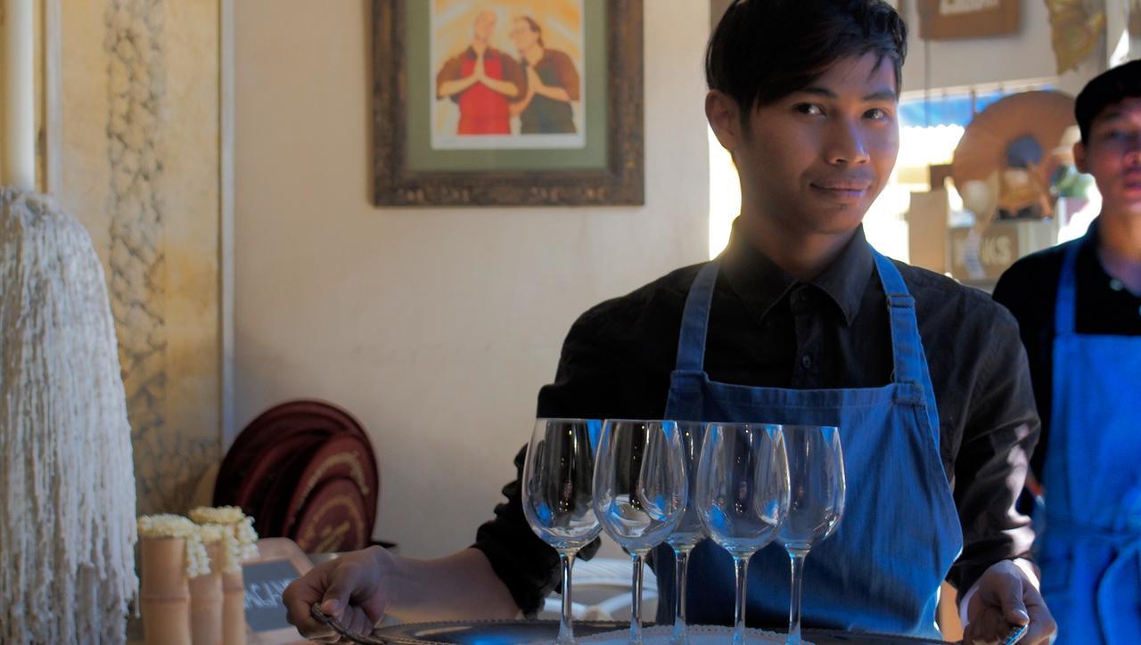 Hotel Bric-A-Brac Battambang Esterno foto