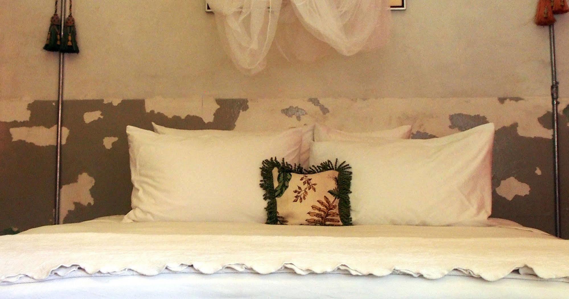 Hotel Bric-A-Brac Battambang Esterno foto