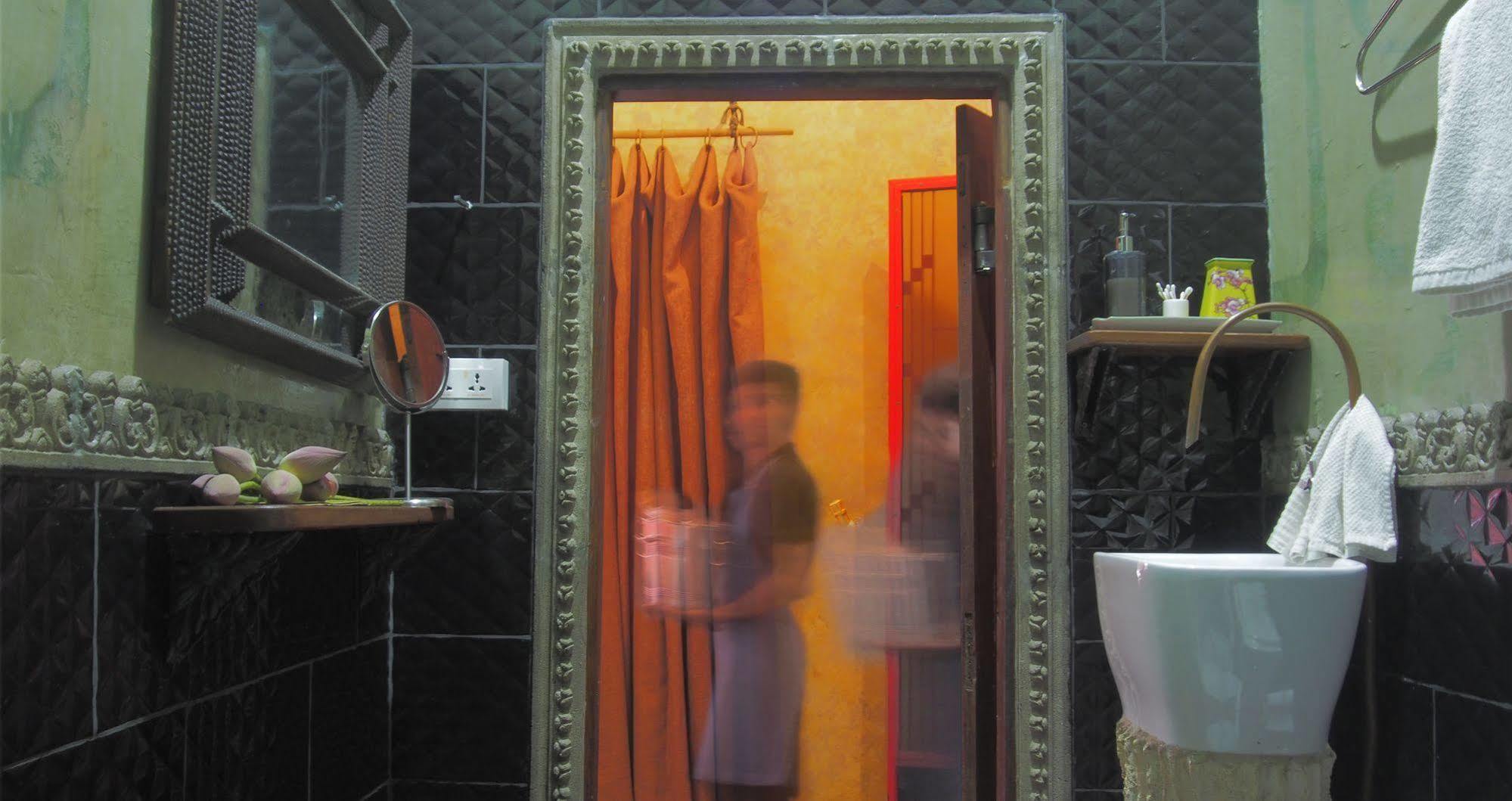 Hotel Bric-A-Brac Battambang Esterno foto