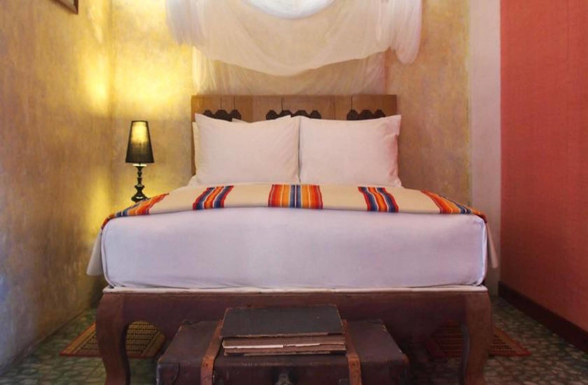 Hotel Bric-A-Brac Battambang Esterno foto