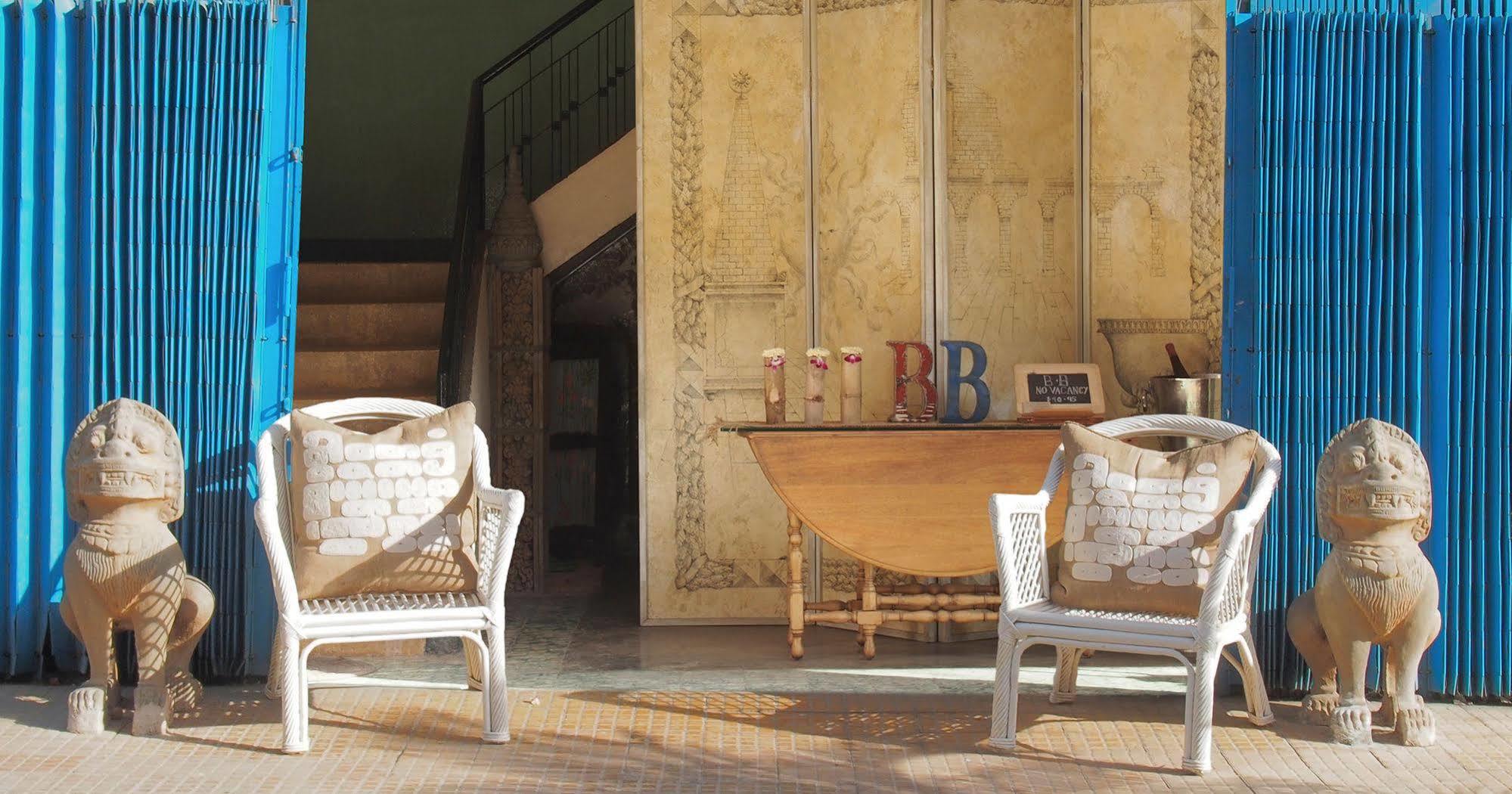 Hotel Bric-A-Brac Battambang Esterno foto
