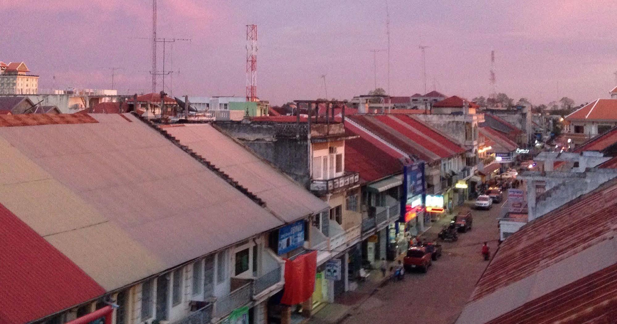 Hotel Bric-A-Brac Battambang Esterno foto